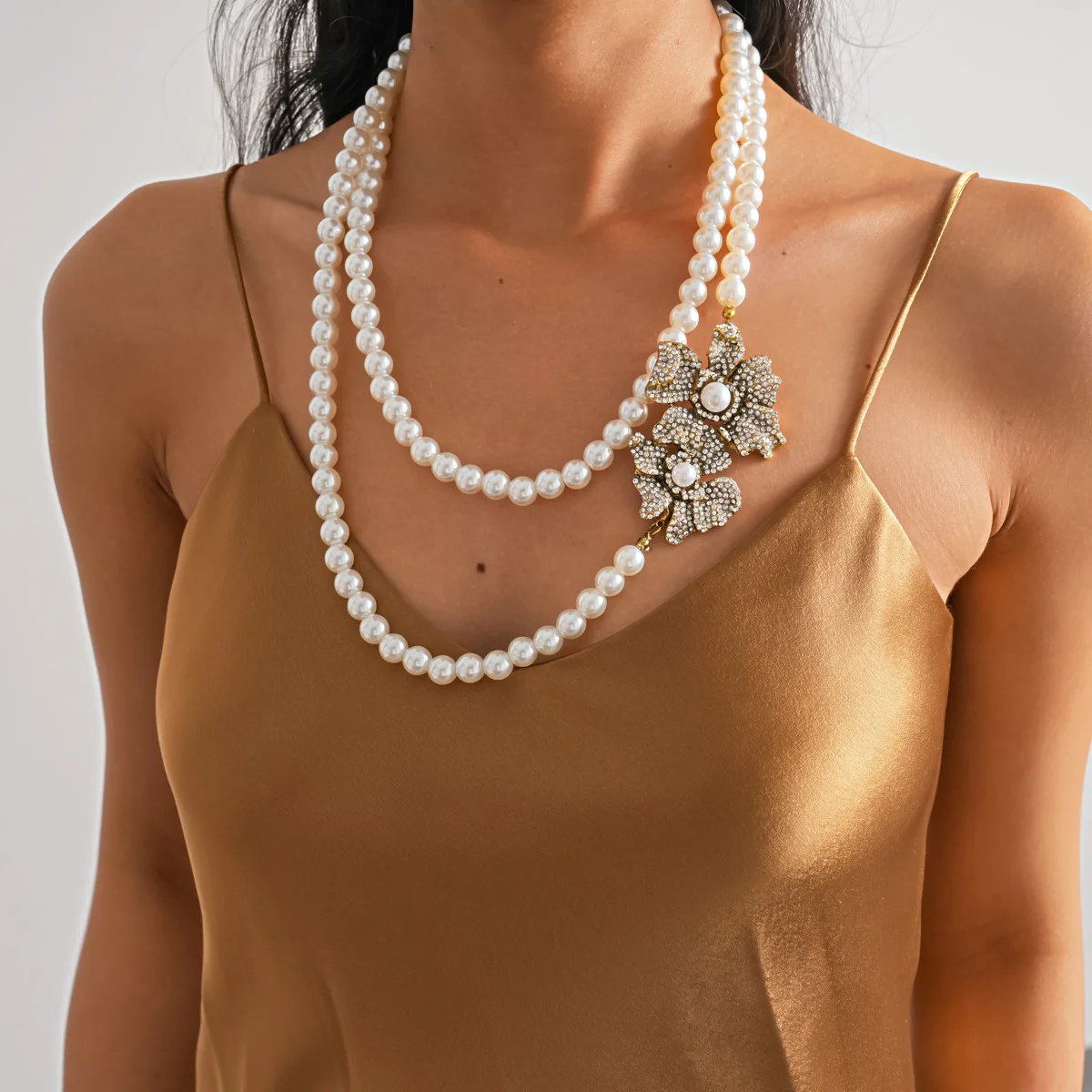 European-style Diamond-set Round Pearl Flower Necklace For Women, Simple And Fashionable, Delicate And Luxurious, With An Air Of
European-style Diamond-set Round Pearl Flower Necklace For Women, Simple And Fashionable, Delicate And Luxurious, With An Air Of