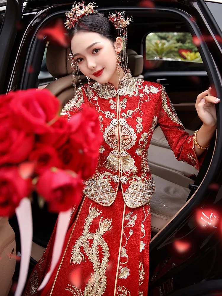 The bride's new Chinese-style wedding dress toasting gown girl in a dragon and phoenix
The bride's new Chinese-style wedding dress toasting gown girl in a dragon and phoenix