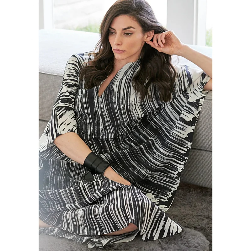 Women'S Casual Black And White Curved-Line Beach Maxi Dress, Loose Robe-Style Vacation Dress, Bikini Cover-Up
Women'S Casual Black And White Curved-Line Beach Maxi Dress, Loose Robe-Style Vacation Dress, Bikini Cover-Up