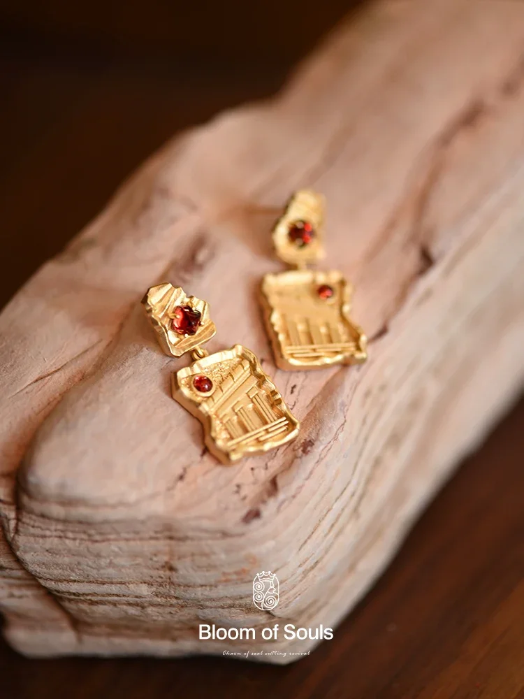 "Time Ruins" Original Design Sterling Silver Natural Red Garnet Stud Earrings French Retro Earrings Niche Light Luxury
"Time Ruins" Original Design Sterling Silver Natural Red Garnet Stud Earrings French Retro Earrings Niche Light Luxury