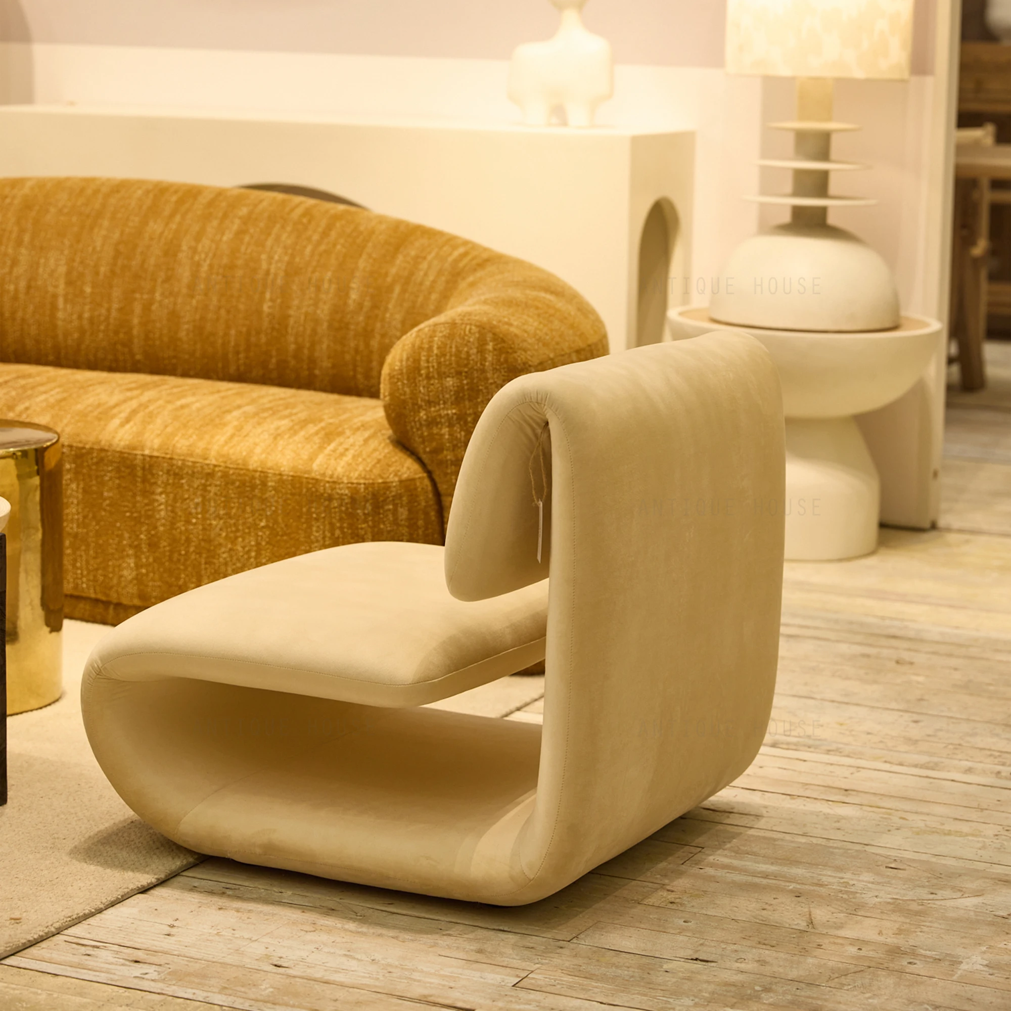 Modern Chesterfield 100% Polyester Fabric Sofa Chair Thickened Modular Design Simple Home Leisure Hotels Halls Living Room
Modern Chesterfield 100% Polyester Fabric Sofa Chair Thickened Modular Design Simple Home Leisure Hotels Halls Living Room