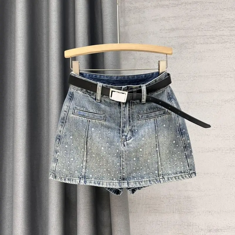 Модные джинсовые короткие юбки со стразами, шорты, летние женские облегающие шорты с высокой талией, женские джинсовые шорты с запахом на бедрах
Модные джинсовые короткие юбки со стразами, шорты, летние женские облегающие шорты с высокой талией, женские джинсовые шорты с запахом на бедрах