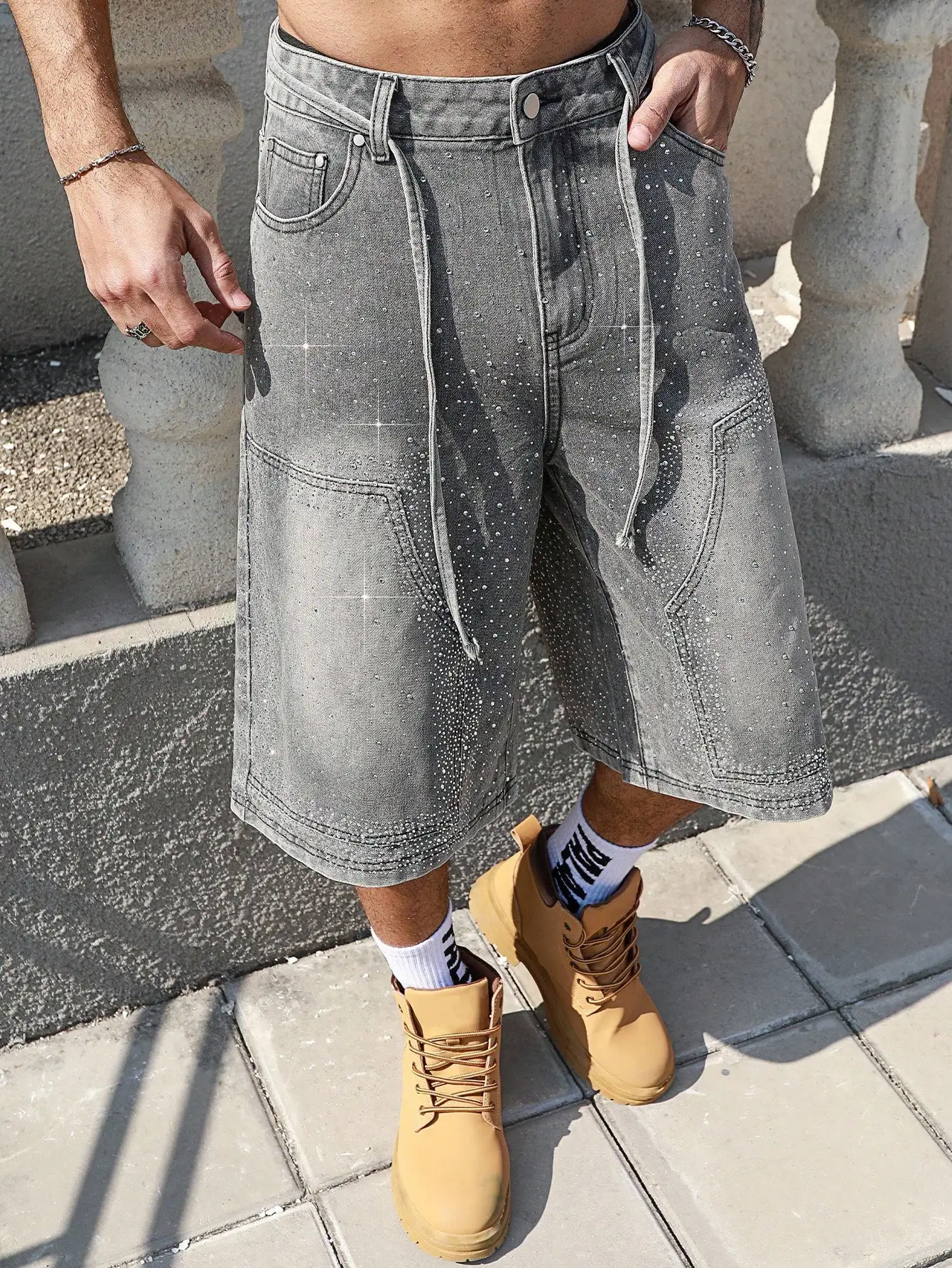 Мужские джинсовые шорты 3/4 с широкими штанинами и блестящими стразами
Мужские джинсовые шорты 3/4 с широкими штанинами и блестящими стразами