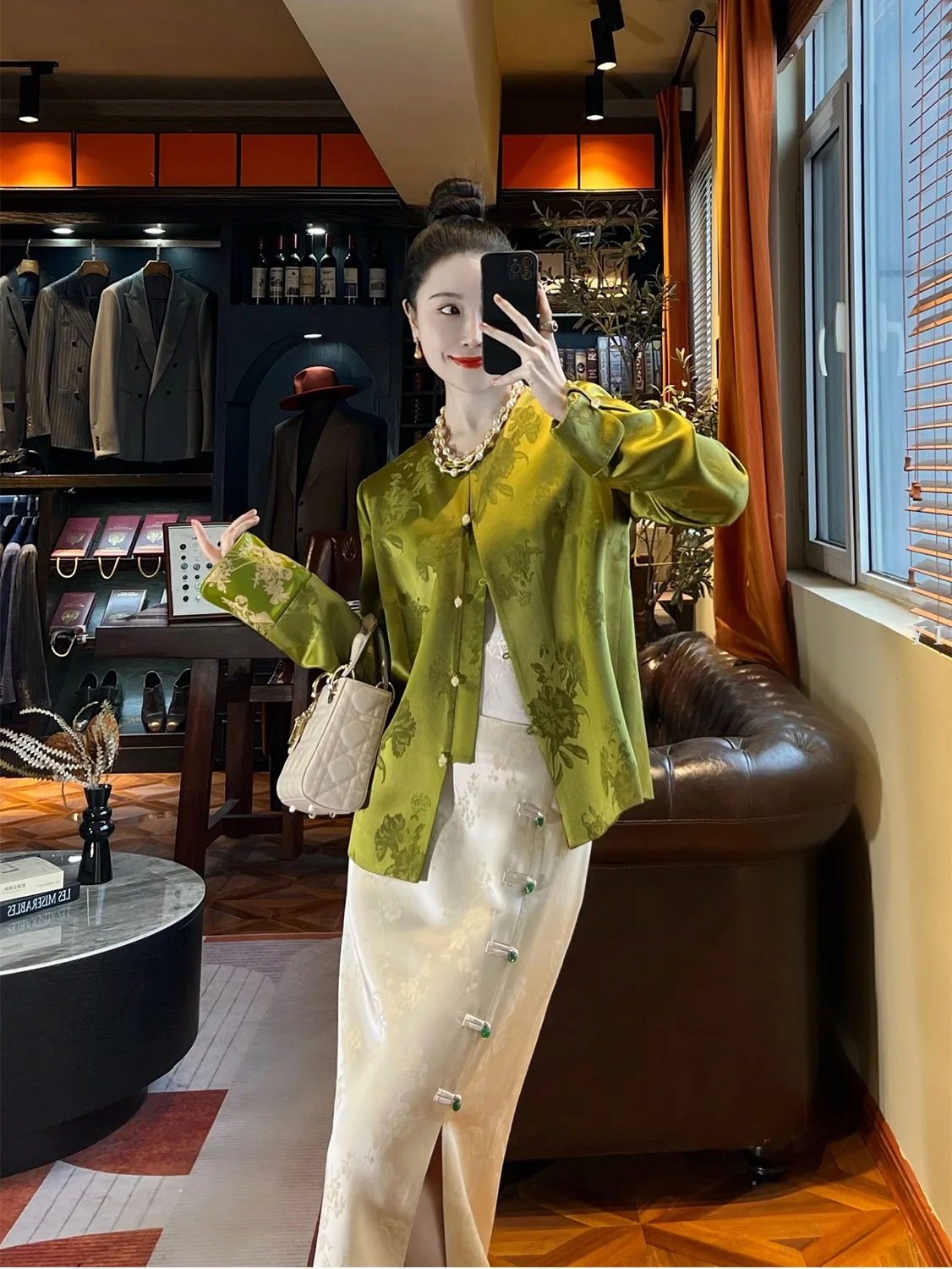 Женское пальто JIANG из ацетатной ткани с цветочной вышивкой, свободного кроя, с длинными рукавами и круглым вырезом, на пуговицах
Женское пальто JIANG из ацетатной ткани с цветочной вышивкой, свободного кроя, с длинными рукавами и круглым вырезом, на пуговицах