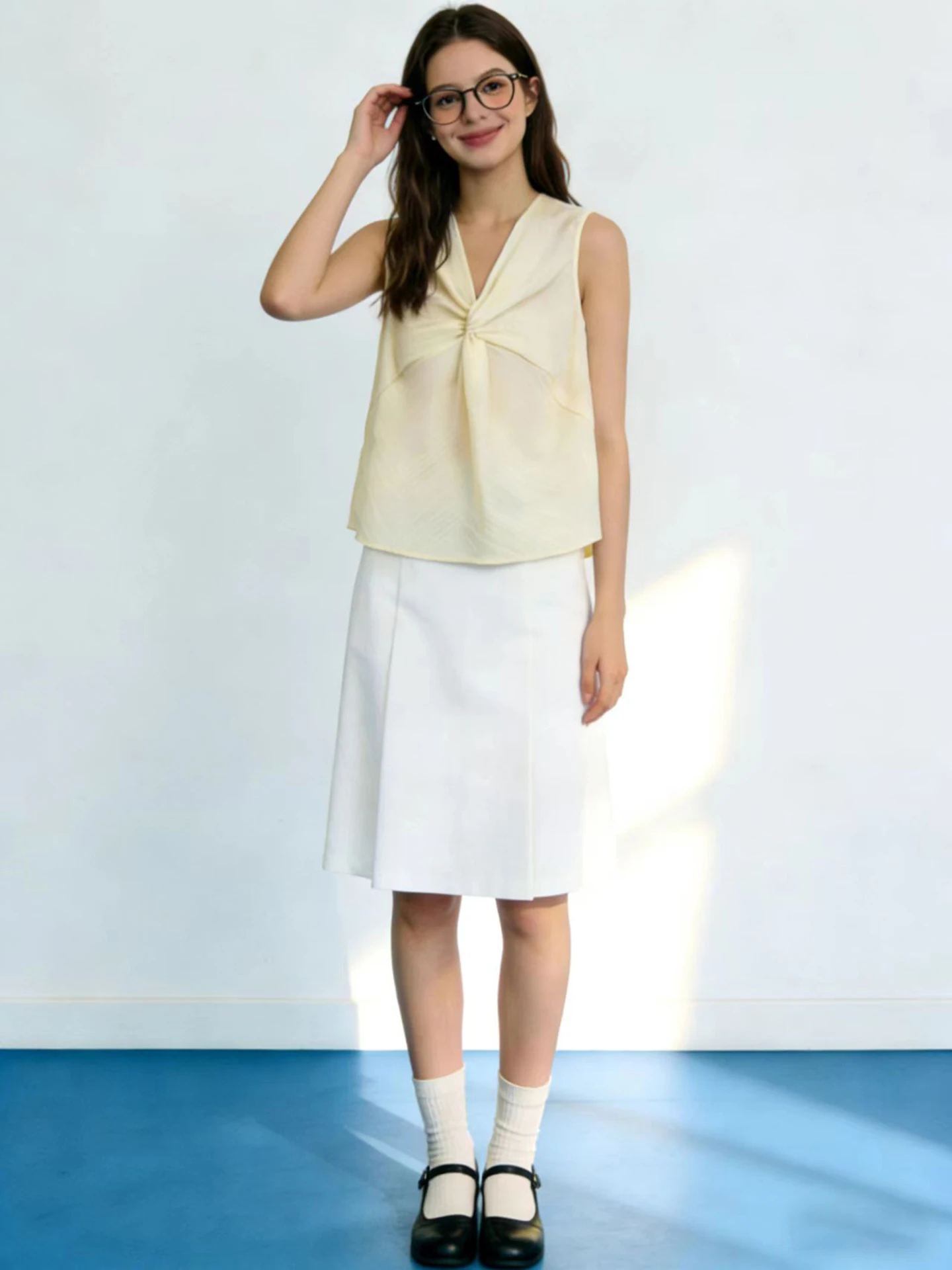 HUAAPPUW Minimalist V-Neck Sleeveless Shirt Knot Design Outerwear Versatile Beige Short Length Women's Summer Fashion Top
HUAAPPUW Minimalist V-Neck Sleeveless Shirt Knot Design Outerwear Versatile Beige Short Length Women's Summer Fashion Top