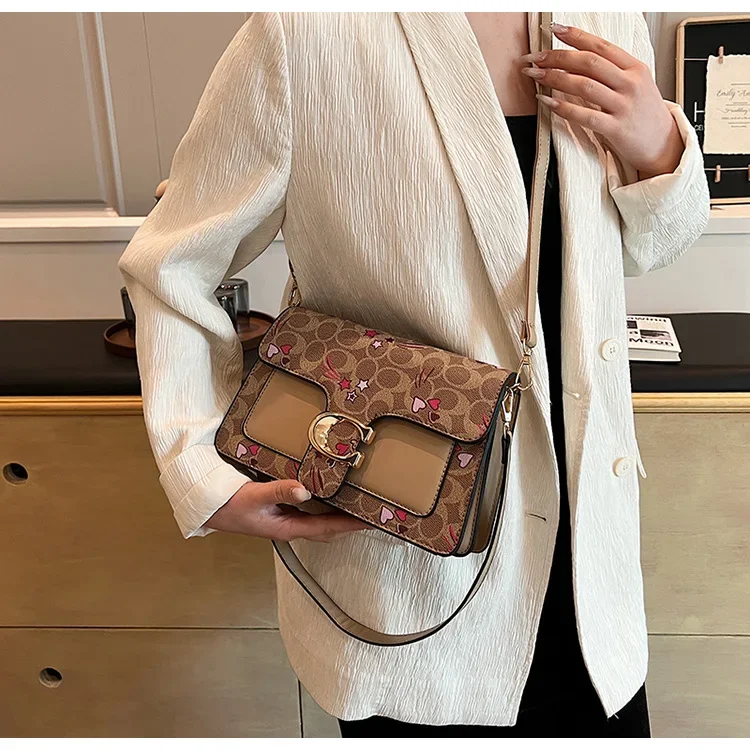 2026 New Stylish Square Underarm Crossbody Bag, Niche Topstitch Print Design, Socialites Afternoon Tea Essential Bag with Box
2026 New Stylish Square Underarm Crossbody Bag, Niche Topstitch Print Design, Socialites Afternoon Tea Essential Bag with Box