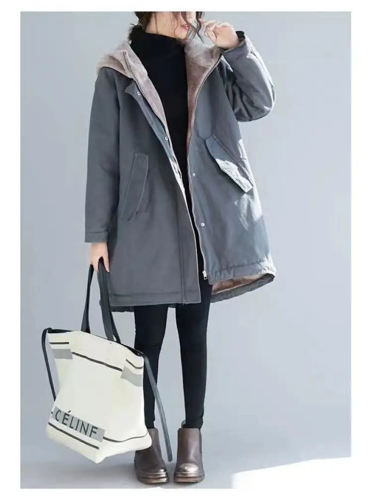 Корейская свободная и оверсайз средней длины стиль плюс бархатная толстая хлопковая куртка контрастного цвета с капюшоном для женщин
Корейская свободная и оверсайз средней длины стиль плюс бархатная толстая хлопковая куртка контрастного цвета с капюшоном для женщин