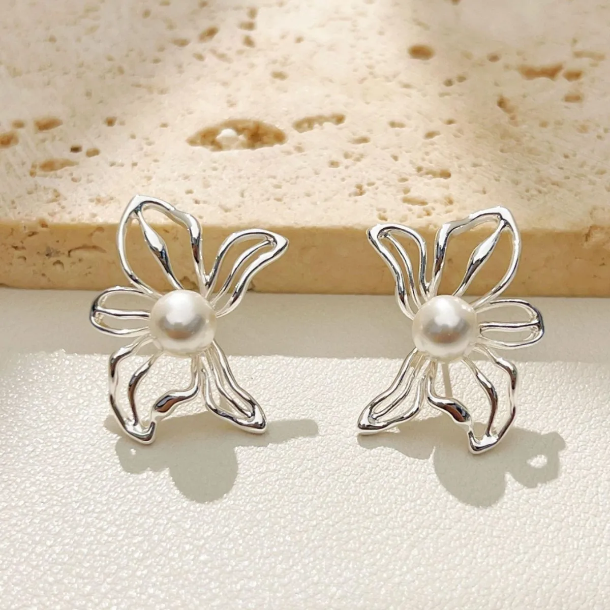 Simple Flower Pearl Earrings Irregular Design Earrings Women's Light Luxury Commuting Earrings
Simple Flower Pearl Earrings Irregular Design Earrings Women's Light Luxury Commuting Earrings