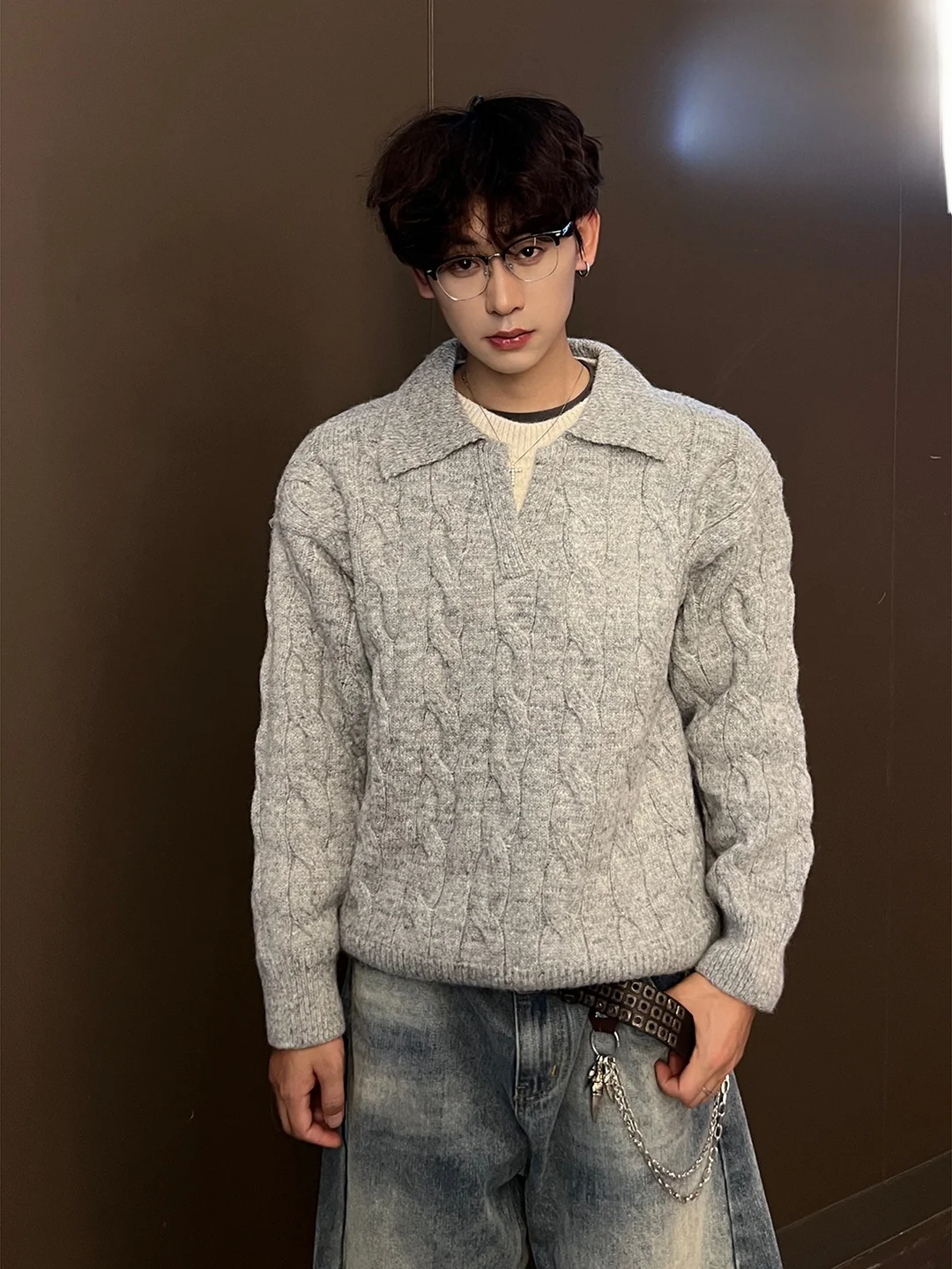 Мужской зимний свитер из легкой вязки с воротником, мягкий и уютный, в американском стиле, свободного кроя, для ношения под одеждой
Мужской зимний свитер из легкой вязки с воротником, мягкий и уютный, в американском стиле, свободного кроя, для ношения под одеждой