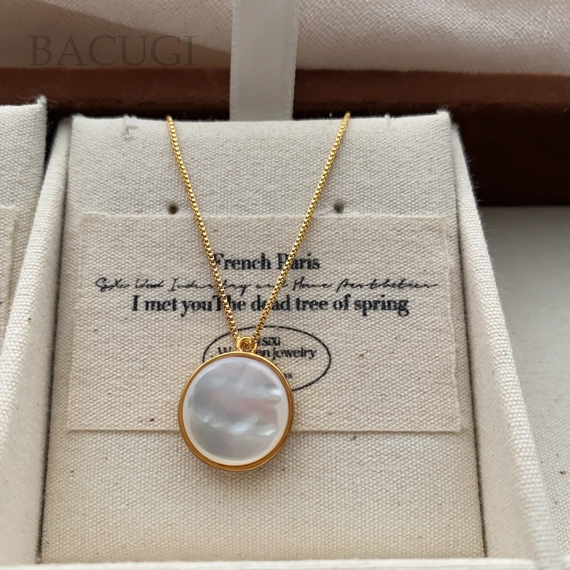 mother of pearl necklace
mother of pearl necklace