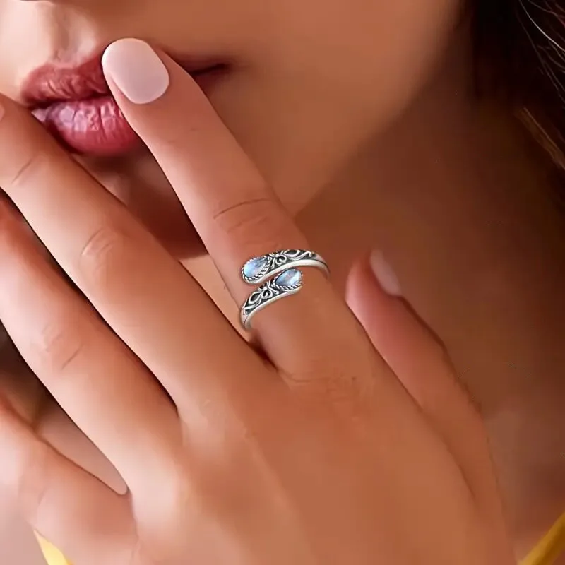 European and American moonstone spoon ring, Victorian retro relief bow Bosnian ring
European and American moonstone spoon ring, Victorian retro relief bow Bosnian ring