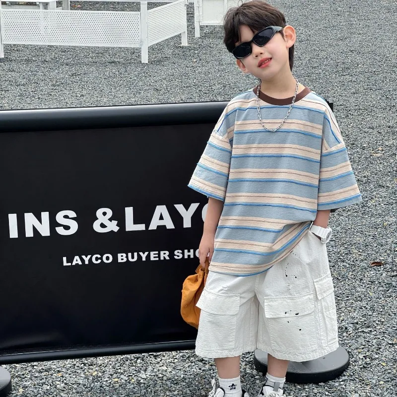 2025 Summer New Korean Version Boys' Design Sense Color Blocked Striped Pullover T-shirt Children's Short Sleeved Top Trend
2025 Summer New Korean Version Boys' Design Sense Color Blocked Striped Pullover T-shirt Children's Short Sleeved Top Trend
