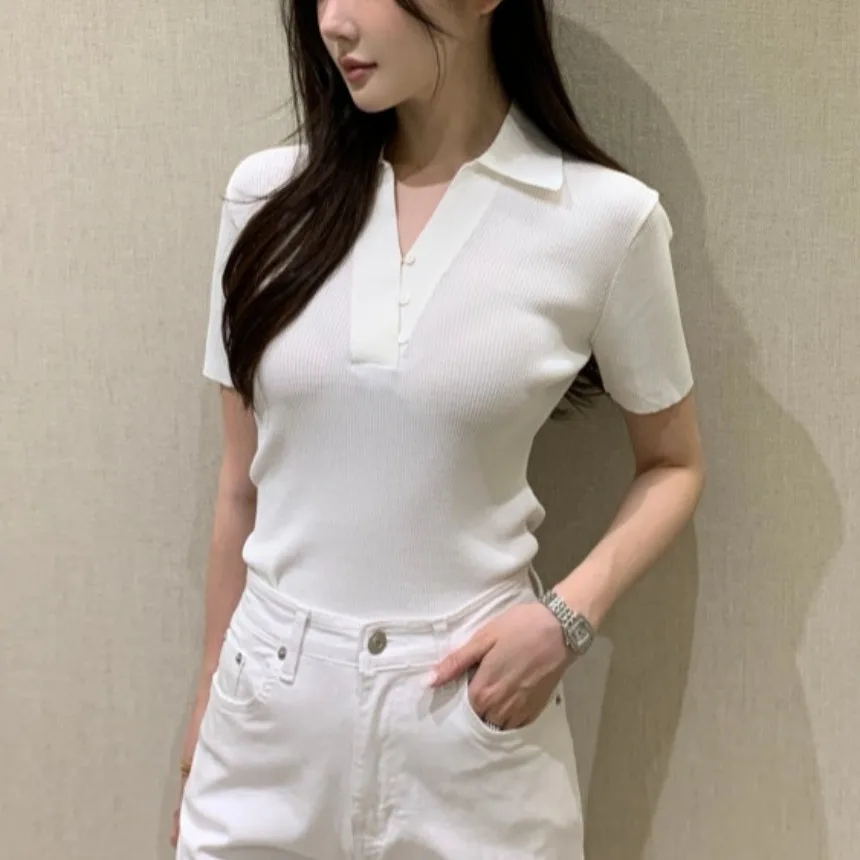 Minimalist Summer Chic V-Neck Slim Fit Short Sleeve Knit T-Shirt Women's Side Button Design Versatile Fashion Korean Style
Minimalist Summer Chic V-Neck Slim Fit Short Sleeve Knit T-Shirt Women's Side Button Design Versatile Fashion Korean Style