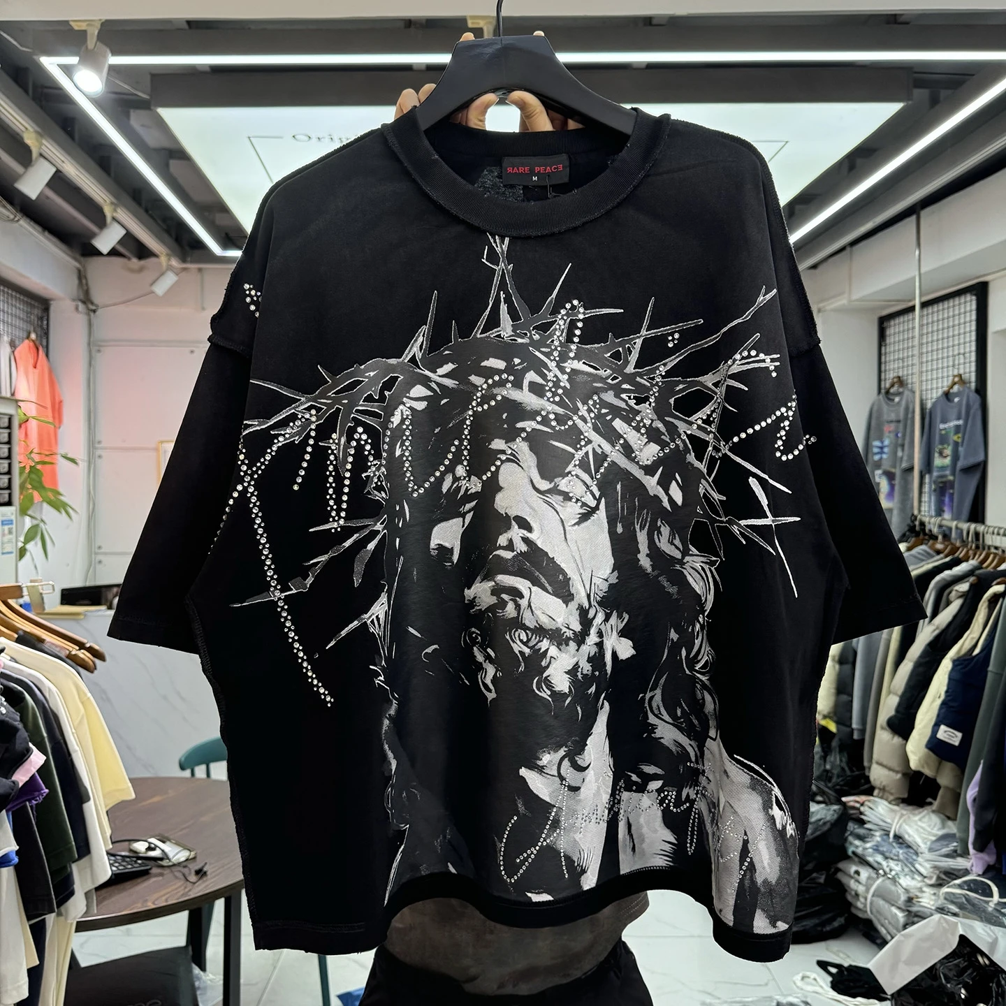 Rare Peace High Quality Oversized Fashion Character Pattern Printed Rhinestone Short Sleeve T-Shirt Men's Trendy round Neck
Rare Peace High Quality Oversized Fashion Character Pattern Printed Rhinestone Short Sleeve T-Shirt Men's Trendy round Neck