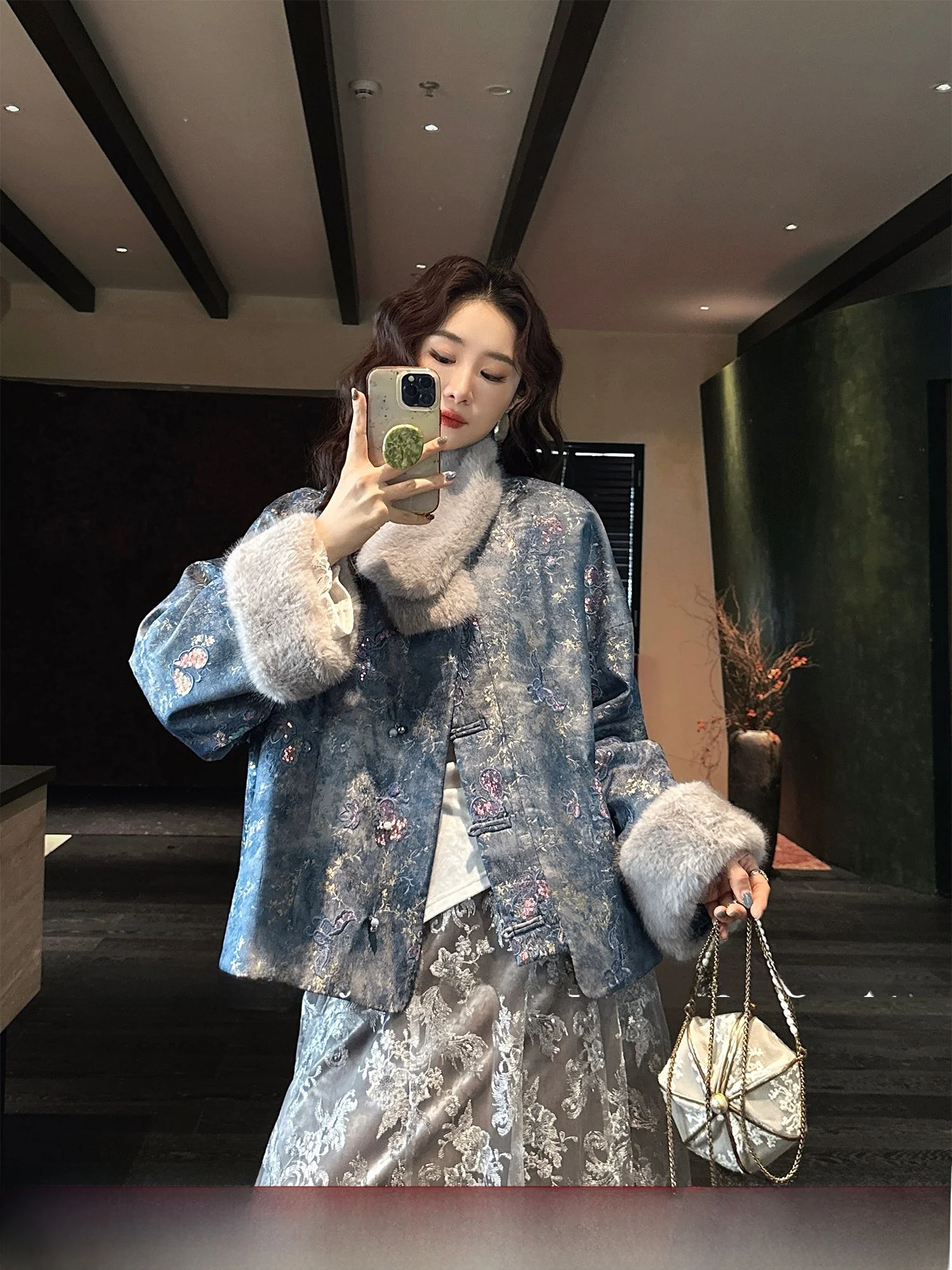 Женское зимнее пальто Sanji Bla Flower Luy Charm в тибетском стиле, синее, свободного кроя, корейский стиль, из хлопка, утепленное, с длинными рукавами
Женское зимнее пальто Sanji Bla Flower Luy Charm в тибетском стиле, синее, свободного кроя, корейский стиль, из хлопка, утепленное, с длинными рукавами