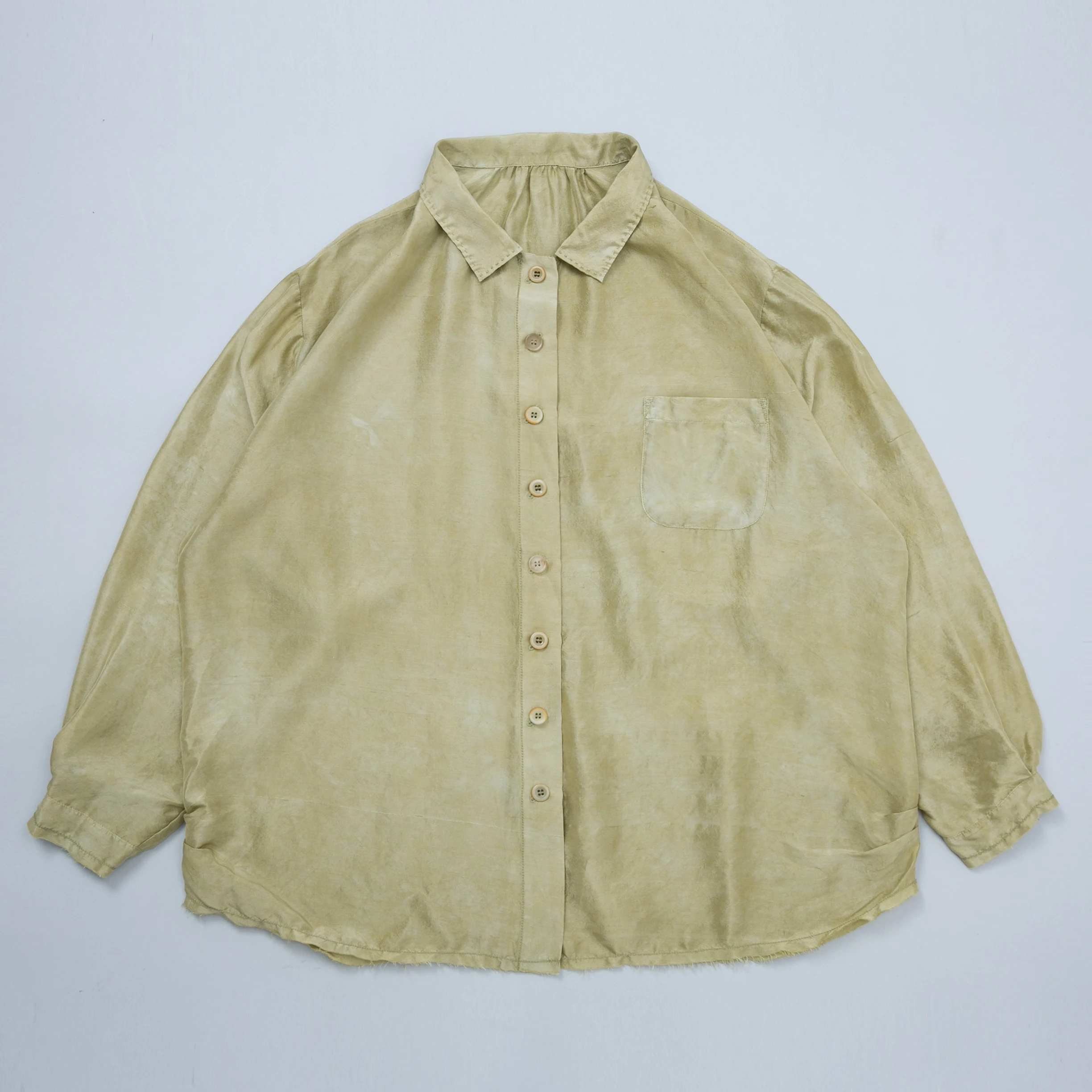 Новинка ранней осени: шелковый костюм из двухслойного шелка с эффектом тай-дай, свободного кроя, длинный рукав, художественный стиль.
Новинка ранней осени: шелковый костюм из двухслойного шелка с эффектом тай-дай, свободного кроя, длинный рукав, художественный стиль.