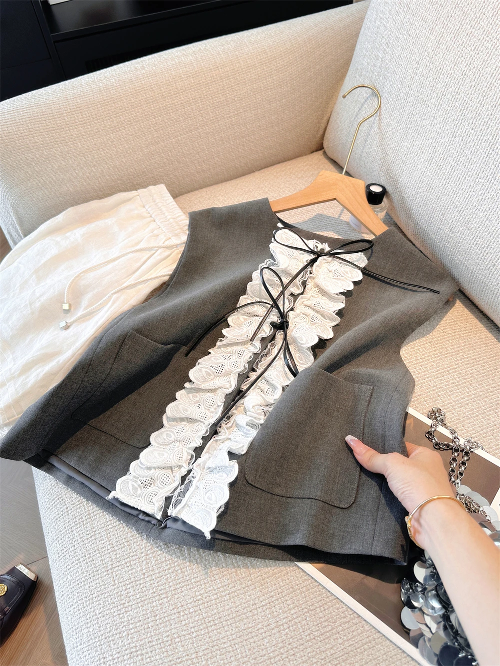 Retro ey Lace Patchwork Suit Vest Men's round Ne Layering Top Slimming Versatile Autumn Faion Commute Pure Color
Retro ey Lace Patchwork Suit Vest Men's round Ne Layering Top Slimming Versatile Autumn Faion Commute Pure Color