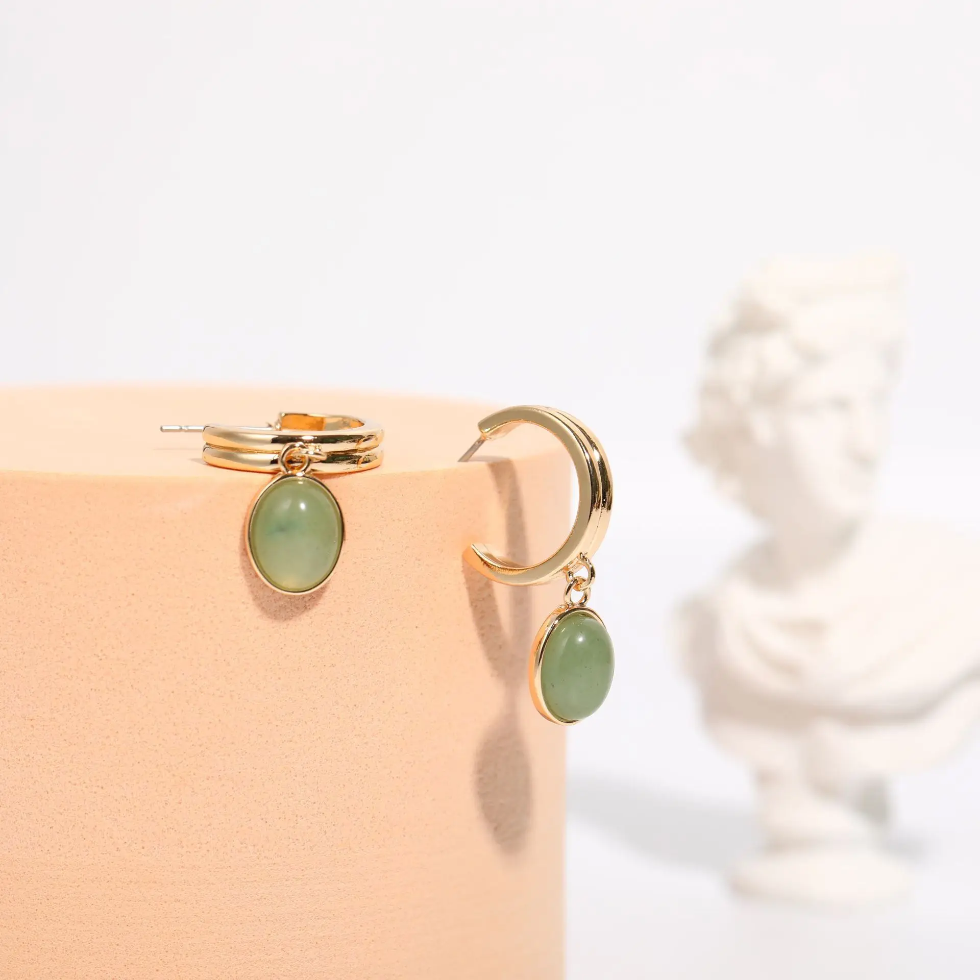 Vintage And Simple Natural Stone Earrings Inlaid With Natural Green Dongling Stone Copper Plated With 18K Gold Jewelry Party
Vintage And Simple Natural Stone Earrings Inlaid With Natural Green Dongling Stone Copper Plated With 18K Gold Jewelry Party