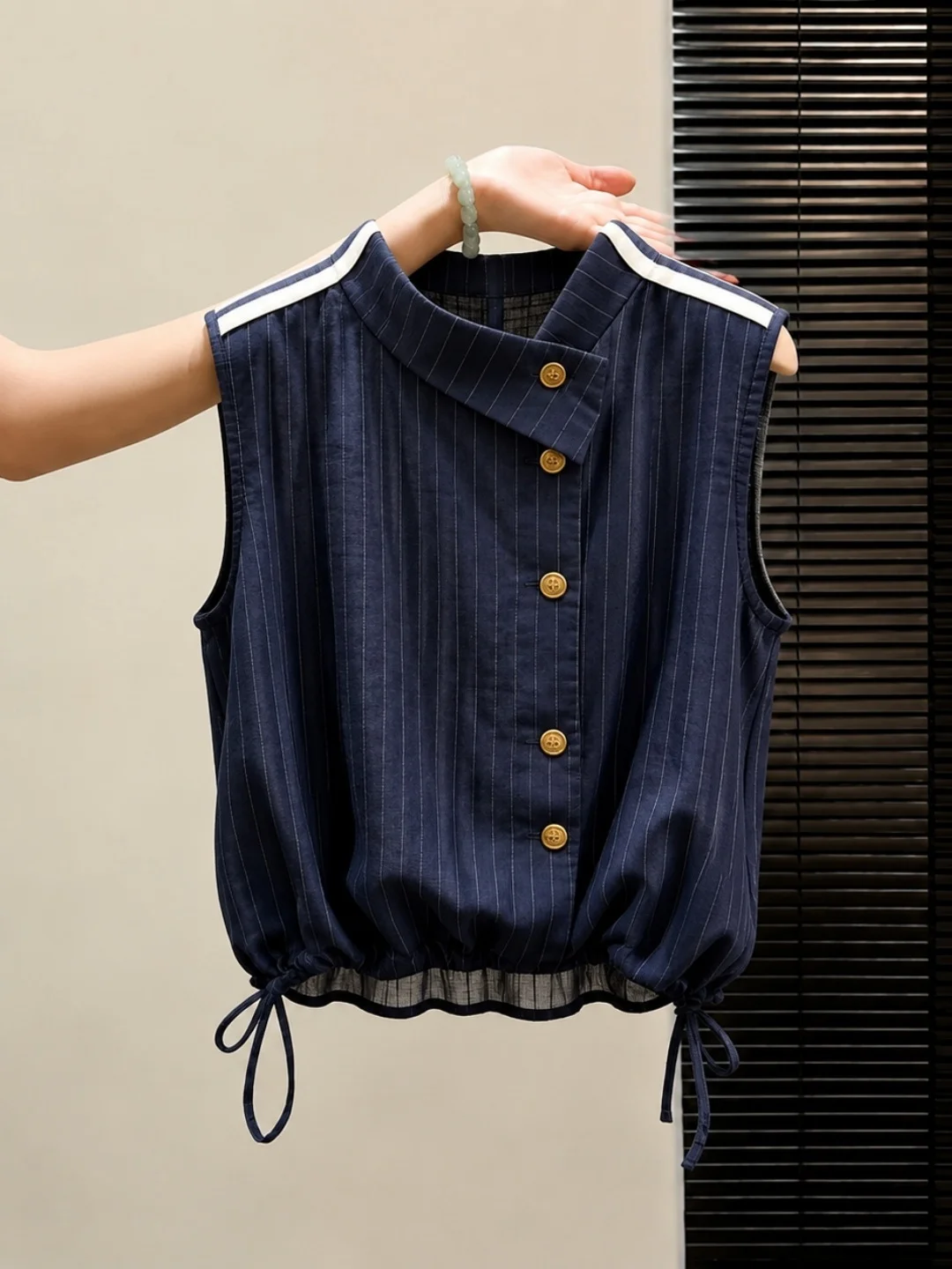 Summer Elegant Loose Fit Stripe Sleeveless Vest Women's Fashion Soft Versatile Top Knot Waist Design Versatile Striped Vest
Summer Elegant Loose Fit Stripe Sleeveless Vest Women's Fashion Soft Versatile Top Knot Waist Design Versatile Striped Vest
