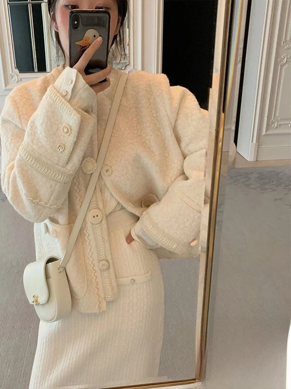 Non-Fading Thickened Knitted Short Outerwear Women's Loose Fit Fashionable Coat Button Detail round Neck Long Sleeve S9958
Non-Fading Thickened Knitted Short Outerwear Women's Loose Fit Fashionable Coat Button Detail round Neck Long Sleeve S9958