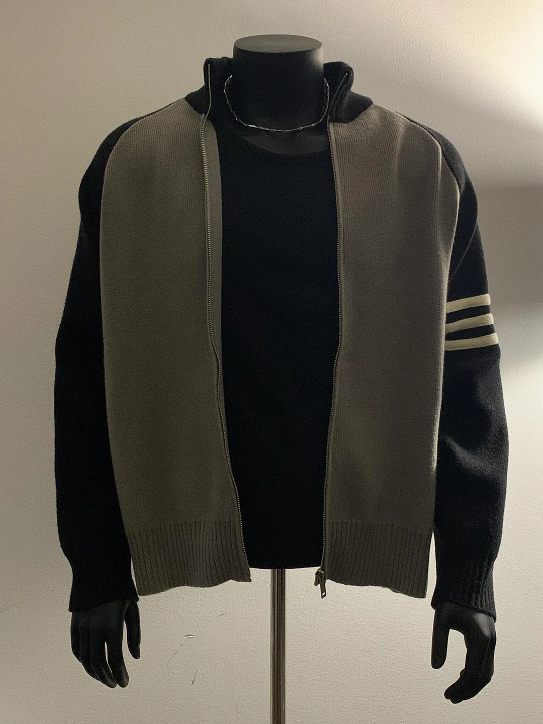 Мужской легкий вязаный кардиган-жакет с цветными полосками и вставками, свободного кроя, с открытыми плечами
Мужской легкий вязаный кардиган-жакет с цветными полосками и вставками, свободного кроя, с открытыми плечами