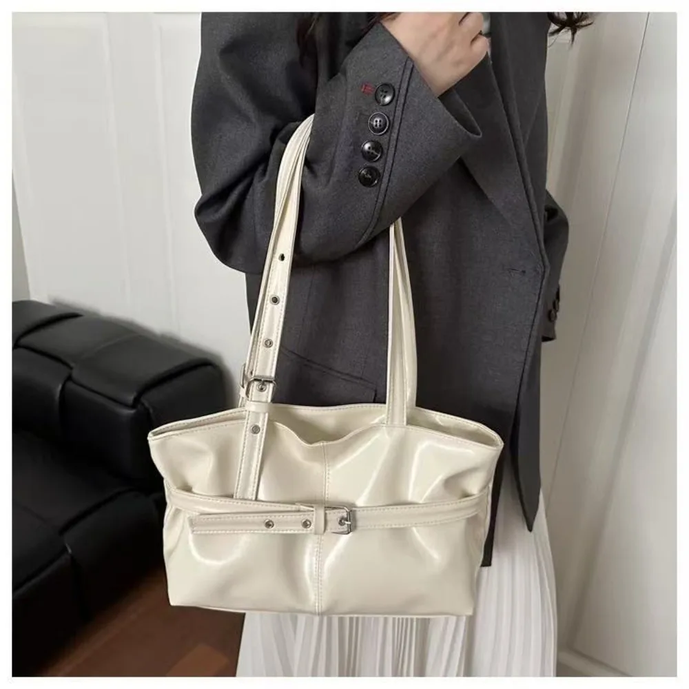 Light luxury women's armpit bag, autumn and summer retro commuting shoulder bag, casual rivet strap handbag, large capacity
Light luxury women's armpit bag, autumn and summer retro commuting shoulder bag, casual rivet strap handbag, large capacity