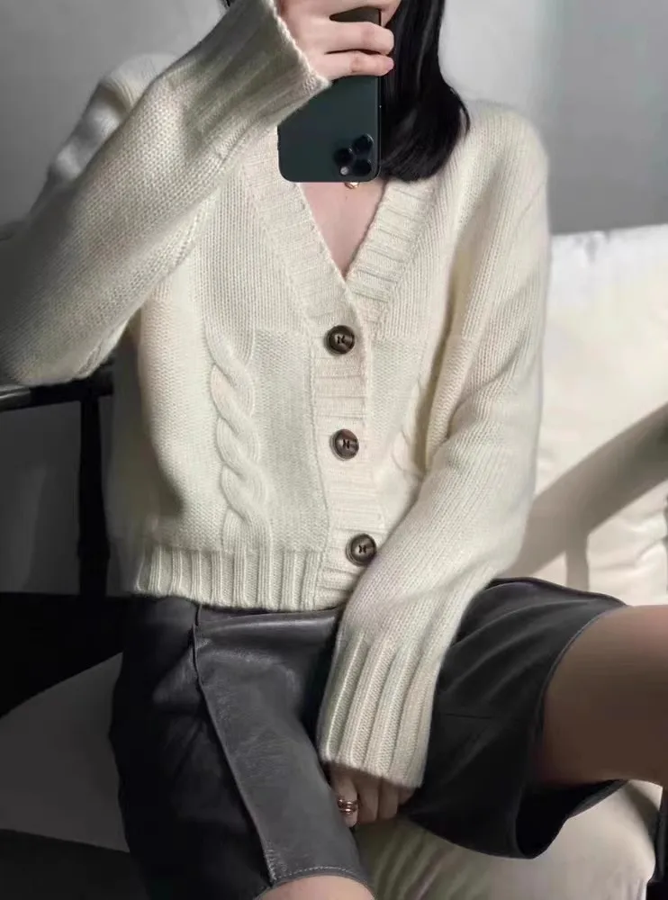 Merino 100% Wool Women's V-neck Cardigan Button Thickened Autumn Winter Casual Fashion Cashmere Knitted Sweater
Merino 100% Wool Women's V-neck Cardigan Button Thickened Autumn Winter Casual Fashion Cashmere Knitted Sweater