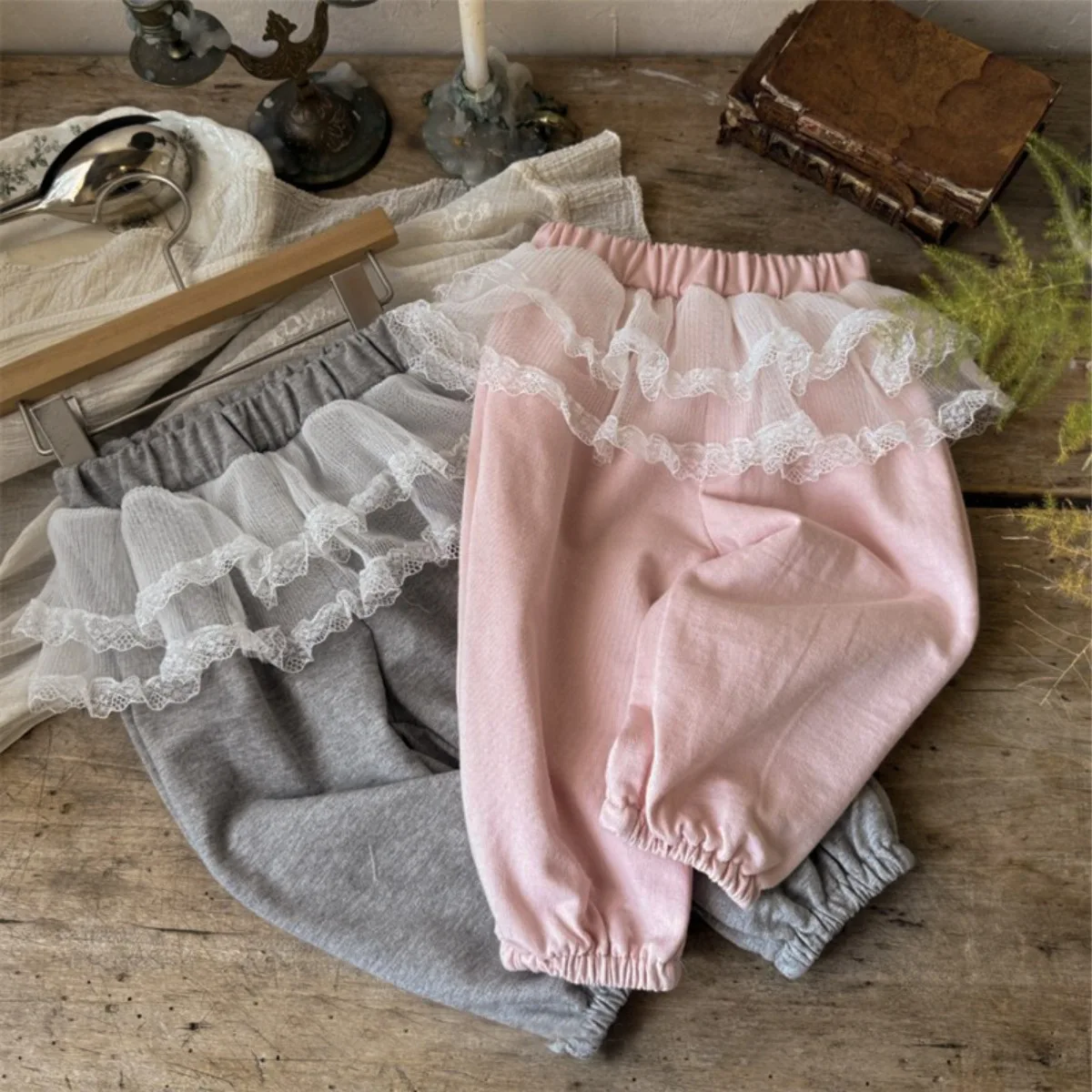 2025 Autumn New Baby Sweat Pants Fashion Versatile Girls Lace Trousers Cotton Infant Toddler Loose Casual Pants Children Clothes
2025 Autumn New Baby Sweat Pants Fashion Versatile Girls Lace Trousers Cotton Infant Toddler Loose Casual Pants Children Clothes