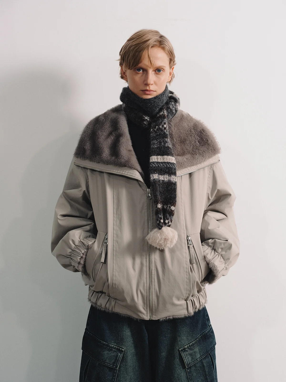 Утепленная куртка REWEAR с воротником из искусственного меха норки, на хлопковой подкладке, с застежкой-молнией, зимняя, простого кроя, стандартный рукав.
Утепленная куртка REWEAR с воротником из искусственного меха норки, на хлопковой подкладке, с застежкой-молнией, зимняя, простого кроя, стандартный рукав.