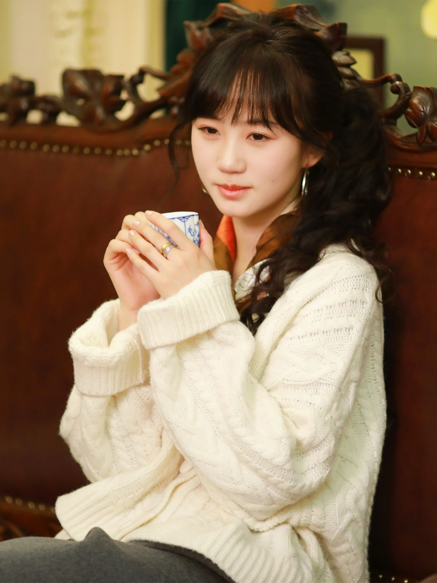 Qinhuan Wanrui Зима 2025 Новинка: Женский модный кардиган свободного кроя из 100% шерсти с V-образным вырезом, вязаный, винтажный, с узором «косы»
Qinhuan Wanrui Зима 2025 Новинка: Женский модный кардиган свободного кроя из 100% шерсти с V-образным вырезом, вязаный, винтажный, с узором «косы»