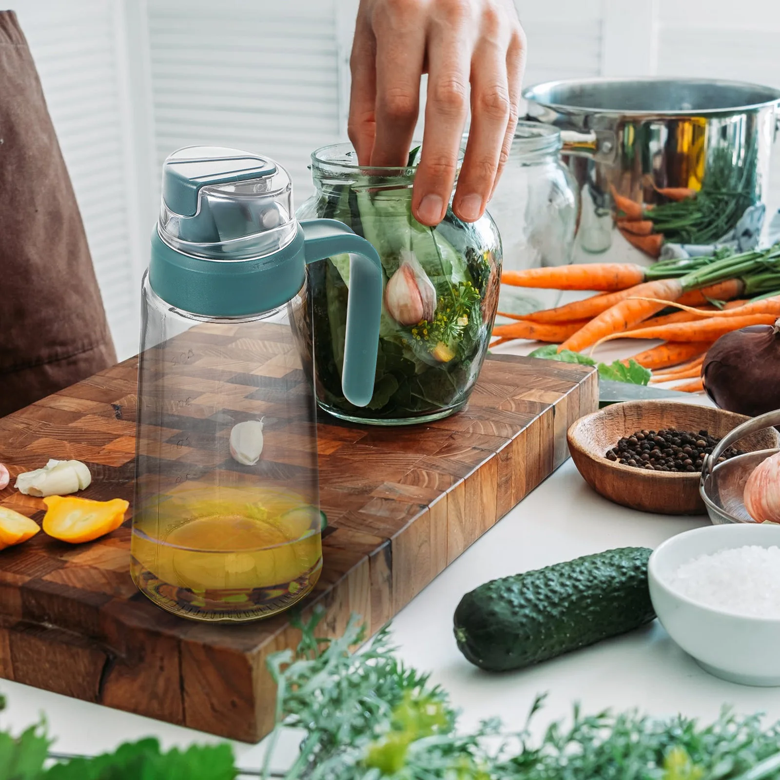 1Pcs Gravity Bottle Multipurpose Large Capacity Kitchen Condiment Storage Practical Oil Bottle Vinegar Can 
1Pcs Gravity Bottle Multipurpose Large Capacity Kitchen Condiment Storage Practical Oil Bottle Vinegar Can