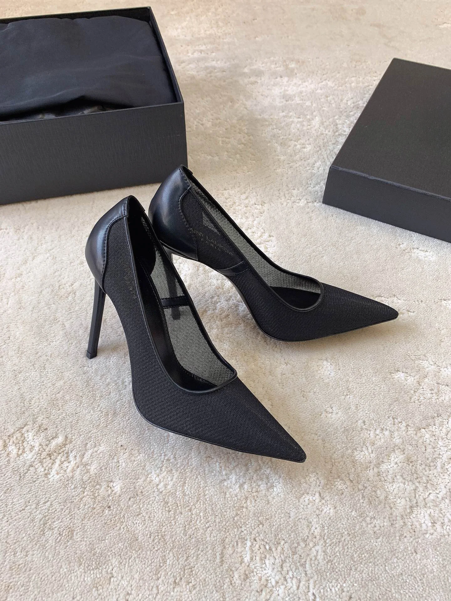 Элегантные женские туфли на высоком каблуке с сетчатым дизайном и заостренным носком подходят для вечерних мероприятий, встреч и офисной носки.
Элегантные женские туфли на высоком каблуке с сетчатым дизайном и заостренным носком подходят для вечерних мероприятий, встреч и офисной носки.