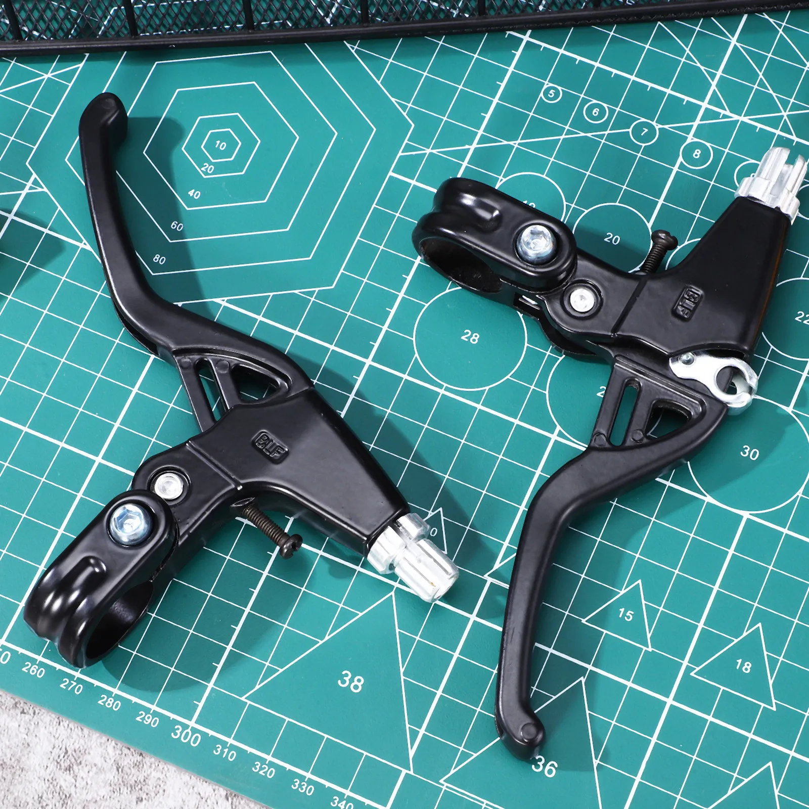1Pair Aluminium Alloy Brake Levers for Mountain Road Bike Universal Fit Smooth Ergonomic Install Responsive Spring
1Pair Aluminium Alloy Brake Levers for Mountain Road Bike Universal Fit Smooth Ergonomic Install Responsive Spring