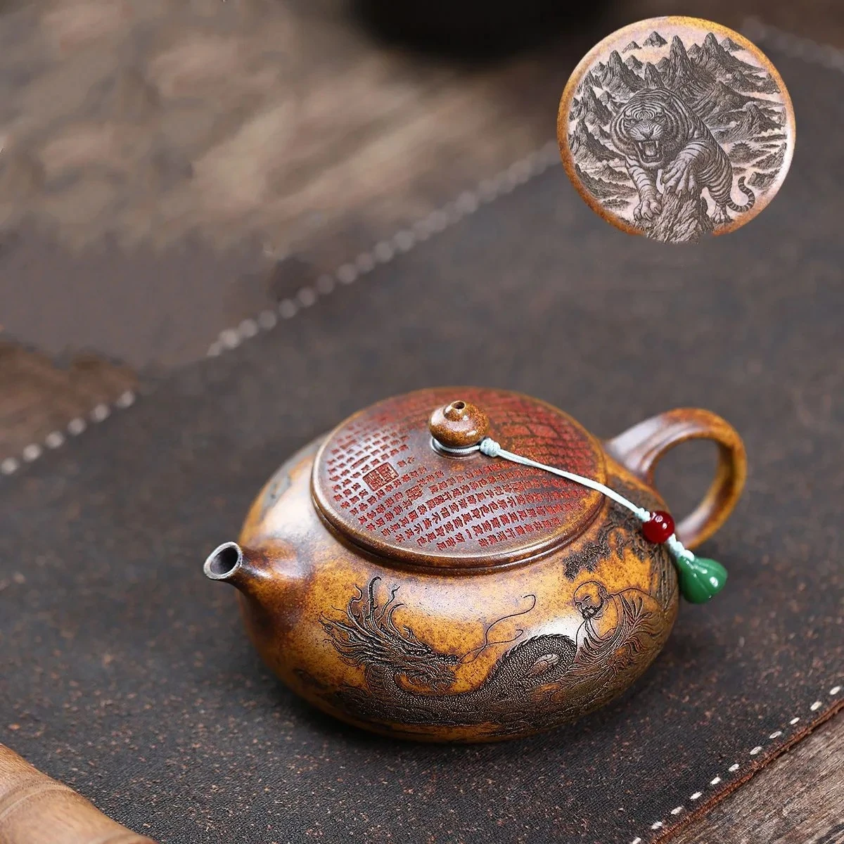 Традиционный чайник из исинской глины ручной работы с узором Дракон и Тигр, домашний декоративный чайник, китайский чайный набор из цзыша, 290 мл
Традиционный чайник из исинской глины ручной работы с узором Дракон и Тигр, домашний декоративный чайник, китайский чайный набор из цзыша, 290 мл