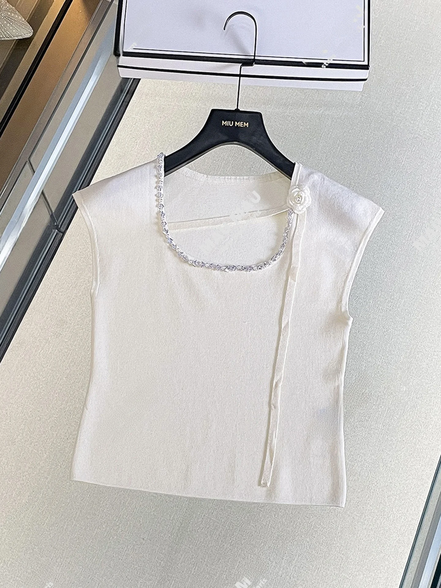 Premium Knitted Vest Top with Beaded Floral Embellishment for Women Commute Style Slim Fit Short Length Chinese Production
Premium Knitted Vest Top with Beaded Floral Embellishment for Women Commute Style Slim Fit Short Length Chinese Production