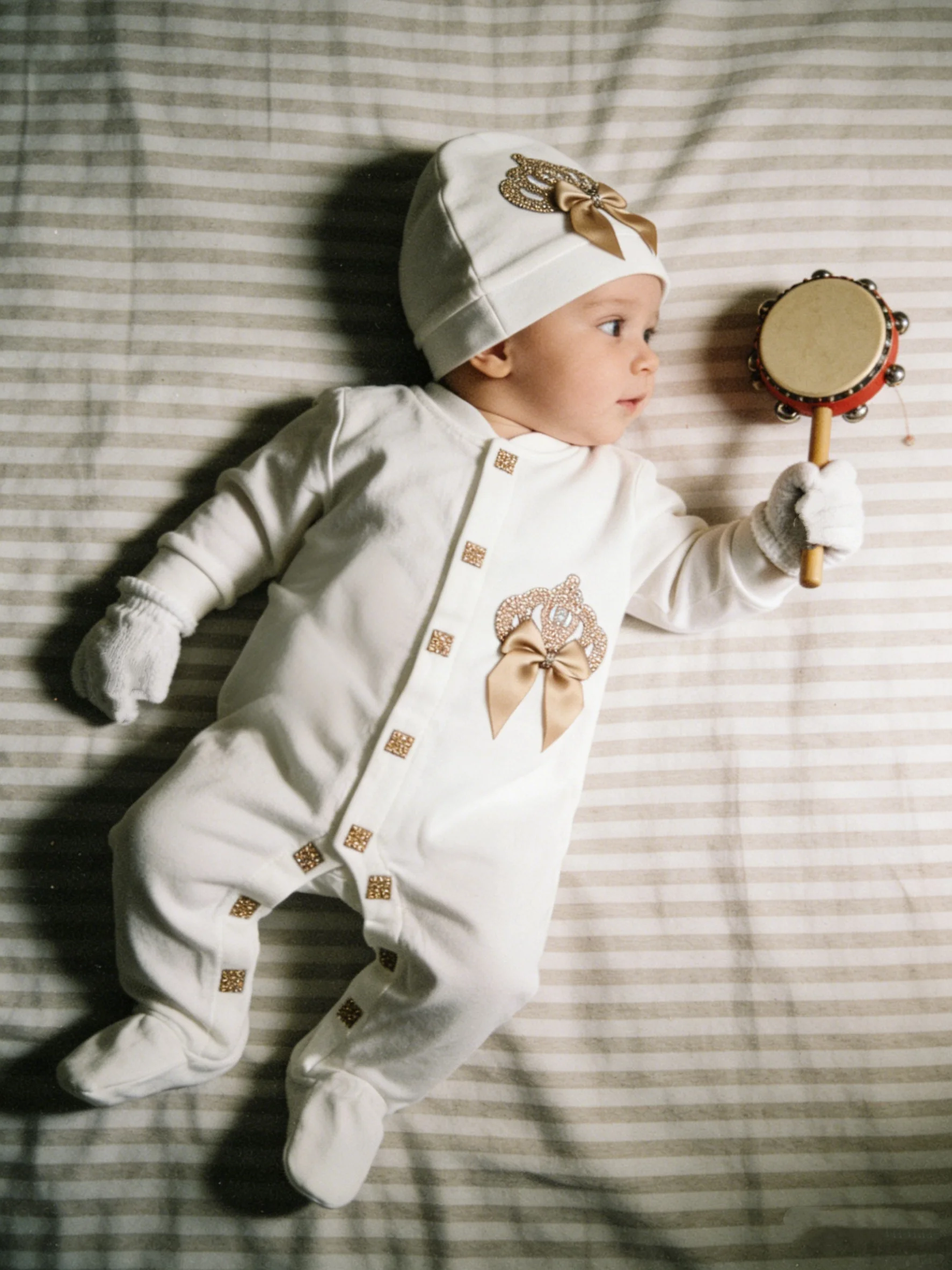 Newborn 3Pcs Luxury Gold Crown Footed Romper Set Baby Girl White Satin Bow Outfit Infant Coming Home Outfit
Newborn 3Pcs Luxury Gold Crown Footed Romper Set Baby Girl White Satin Bow Outfit Infant Coming Home Outfit