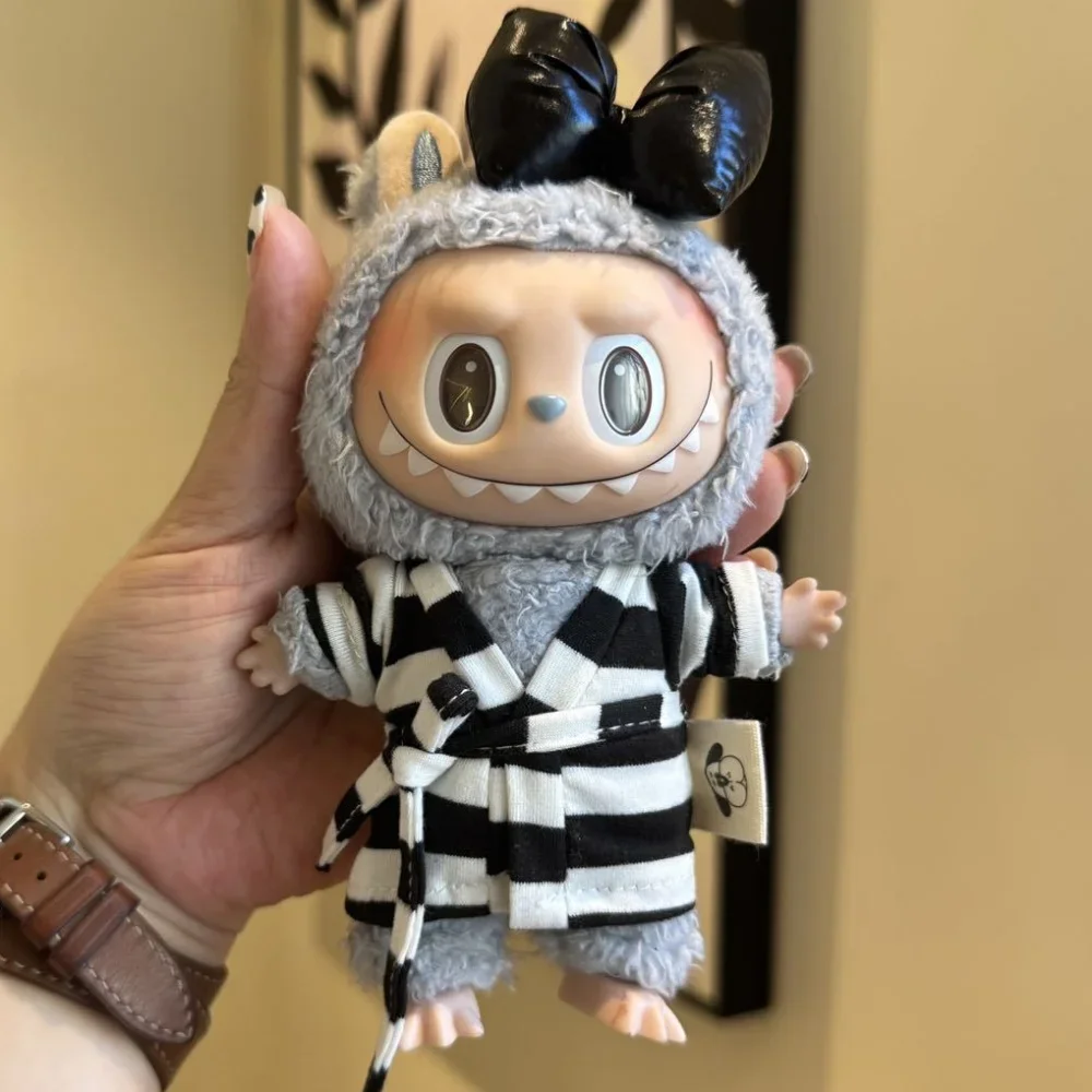 Одежда для кукол Labubu, комплект халата и банта в полоску 15-17 см, цельный мягкий плюшевый хлопковый наряд для кукол, подходит для 1/2/3 поколений
Одежда для кукол Labubu, комплект халата и банта в полоску 15-17 см, цельный мягкий плюшевый хлопковый наряд для кукол, подходит для 1/2/3 поколений