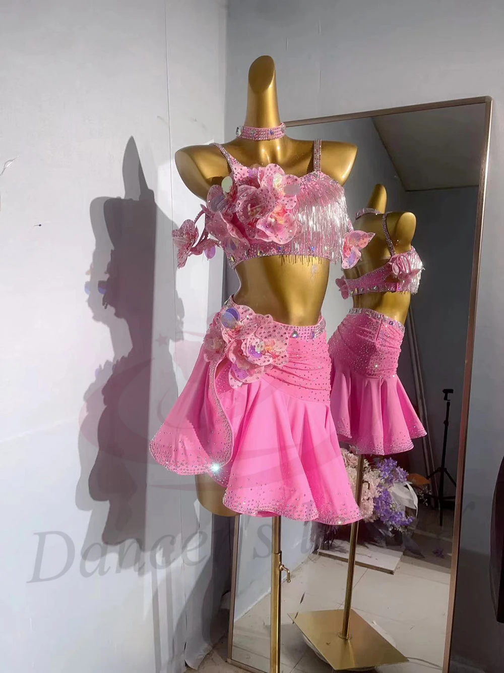 Костюм для латинских танцев AB Stone для женщин, взрослых и детей, элитное индивидуальное платье с розовым цветком, платье для выступлений самбы
Костюм для латинских танцев AB Stone для женщин, взрослых и детей, элитное индивидуальное платье с розовым цветком, платье для выступлений самбы