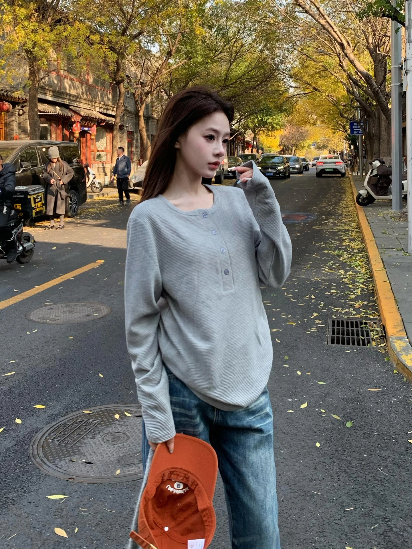 Белая женская футболка с длинным рукавом и воротником хенли, осенне-зимняя, однотонная, в корейском стиле, прямого кроя, из хлопка
Белая женская футболка с длинным рукавом и воротником хенли, осенне-зимняя, однотонная, в корейском стиле, прямого кроя, из хлопка