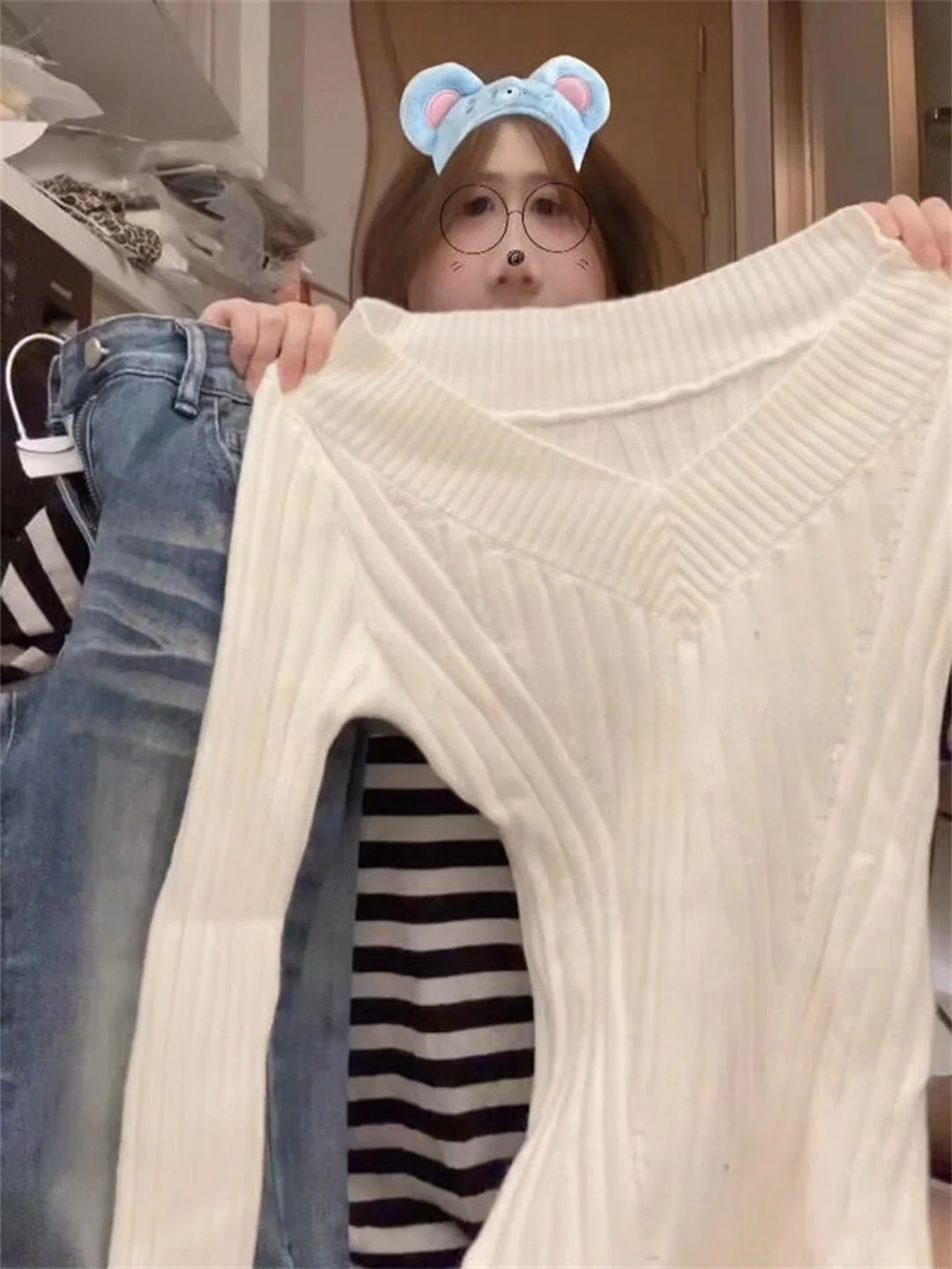 White V-Neck Long Sleeve Soft Knitted Sweater Women's Autumn Winter Slimming Waist-Cinching Versatile Fashionable Top
White V-Neck Long Sleeve Soft Knitted Sweater Women's Autumn Winter Slimming Waist-Cinching Versatile Fashionable Top