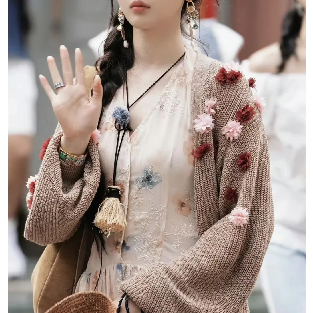 V-neck three-dimensional flower knitted cardigan women's autumn new sweater jacket Korean thin outer wear
V-neck three-dimensional flower knitted cardigan women's autumn new sweater jacket Korean thin outer wear