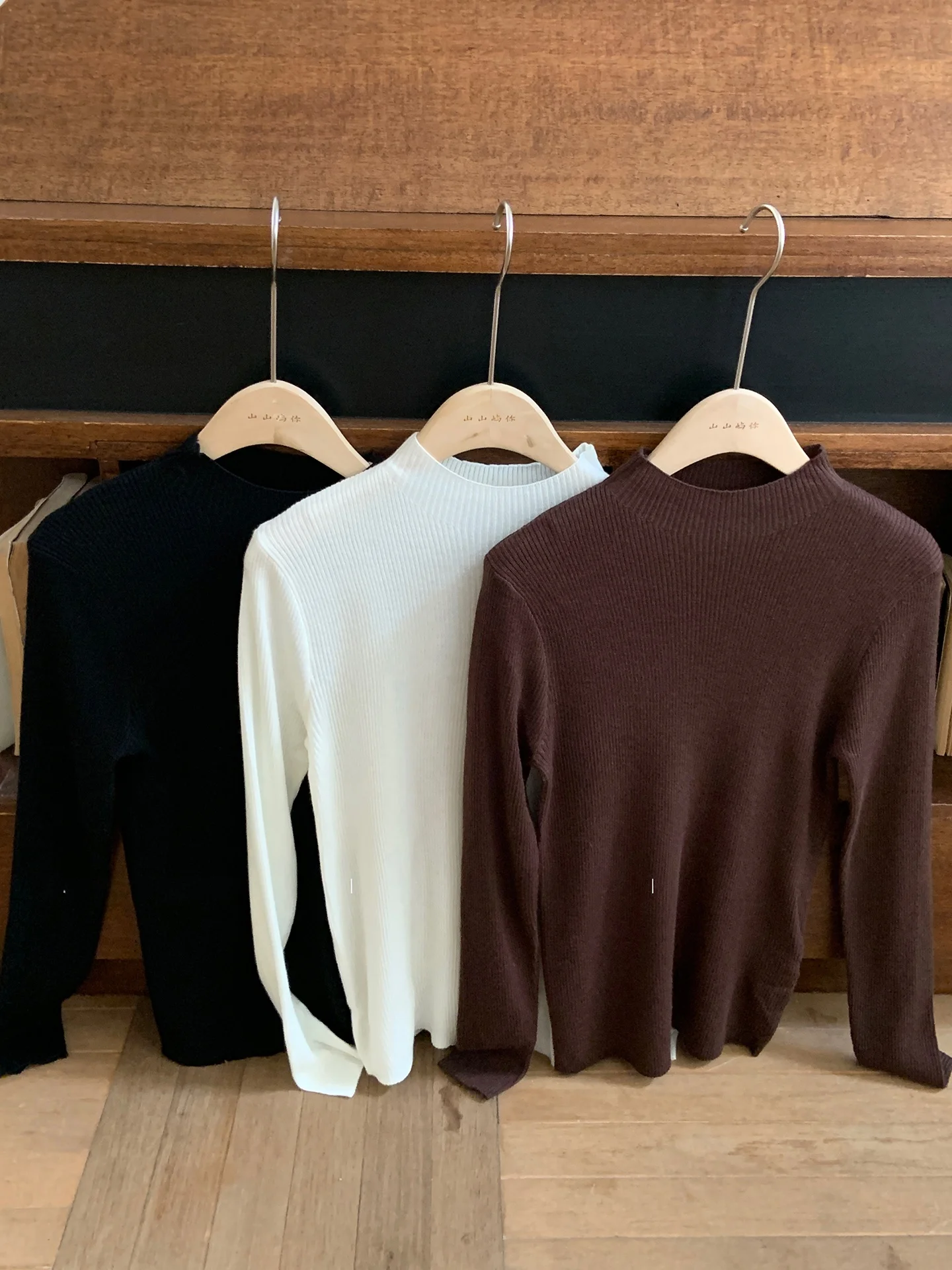 Корейская женская вязаная футболка больших размеров, однотонная, для ношения под пальто, осенняя, с длинным рукавом, круглым вырезом, стандартный крой
Корейская женская вязаная футболка больших размеров, однотонная, для ношения под пальто, осенняя, с длинным рукавом, круглым вырезом, стандартный крой