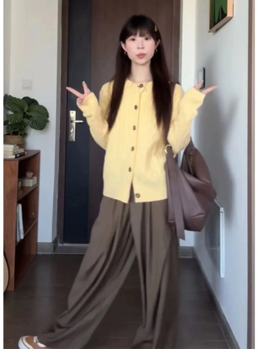 Желтый витой вязаный свитер, пальто для женщин, ранняя осень, новая вязаная верхняя одежда для колледжа, весна-осень
Желтый витой вязаный свитер, пальто для женщин, ранняя осень, новая вязаная верхняя одежда для колледжа, весна-осень