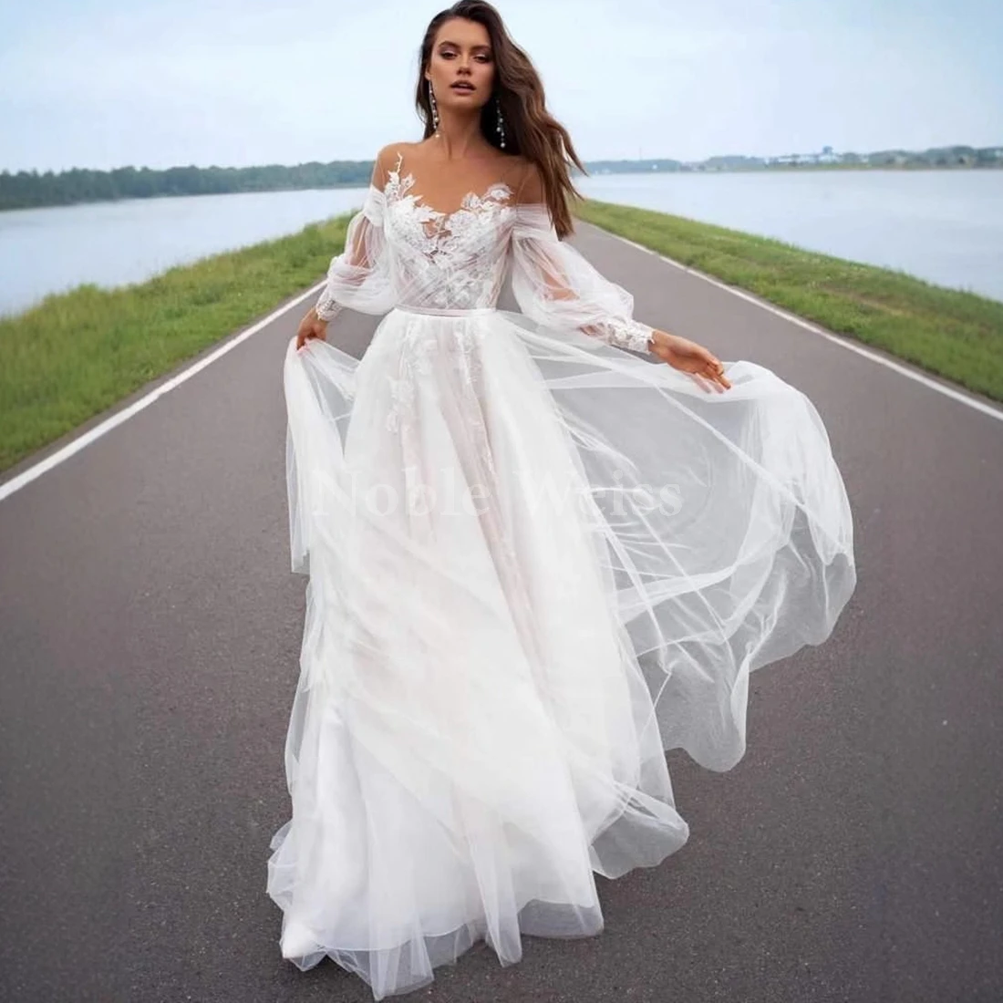 A-LINE Tulle Appliques Wedding Dresses with O-Neck and Long Sleeves Bridal Gown Customize
A-LINE Tulle Appliques Wedding Dresses with O-Neck and Long Sleeves Bridal Gown Customize