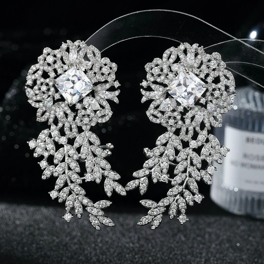 Fashionable Light LuxuriousTwo Wearing Micro Inlaid Zircon Three-dimensional Hollow Flower Earrings Niche High-end Earrings
Fashionable Light LuxuriousTwo Wearing Micro Inlaid Zircon Three-dimensional Hollow Flower Earrings Niche High-end Earrings