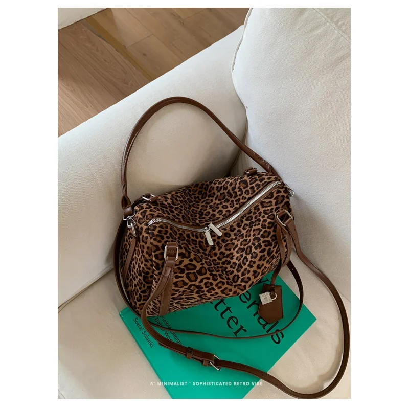 Элегантная женская кожаная сумка через плечо от известного дизайнера, классический популярный дизайн с надежной молнией
Элегантная женская кожаная сумка через плечо от известного дизайнера, классический популярный дизайн с надежной молнией