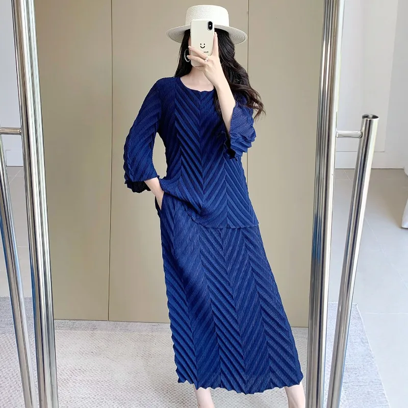 Miyake Pleated T-Shirt Dress Set 2026 New Long-Sleeve Top Minimalist Slimming Skirt Gentle Elegance Commuter Wear 2-Piece Set
Miyake Pleated T-Shirt Dress Set 2026 New Long-Sleeve Top Minimalist Slimming Skirt Gentle Elegance Commuter Wear 2-Piece Set