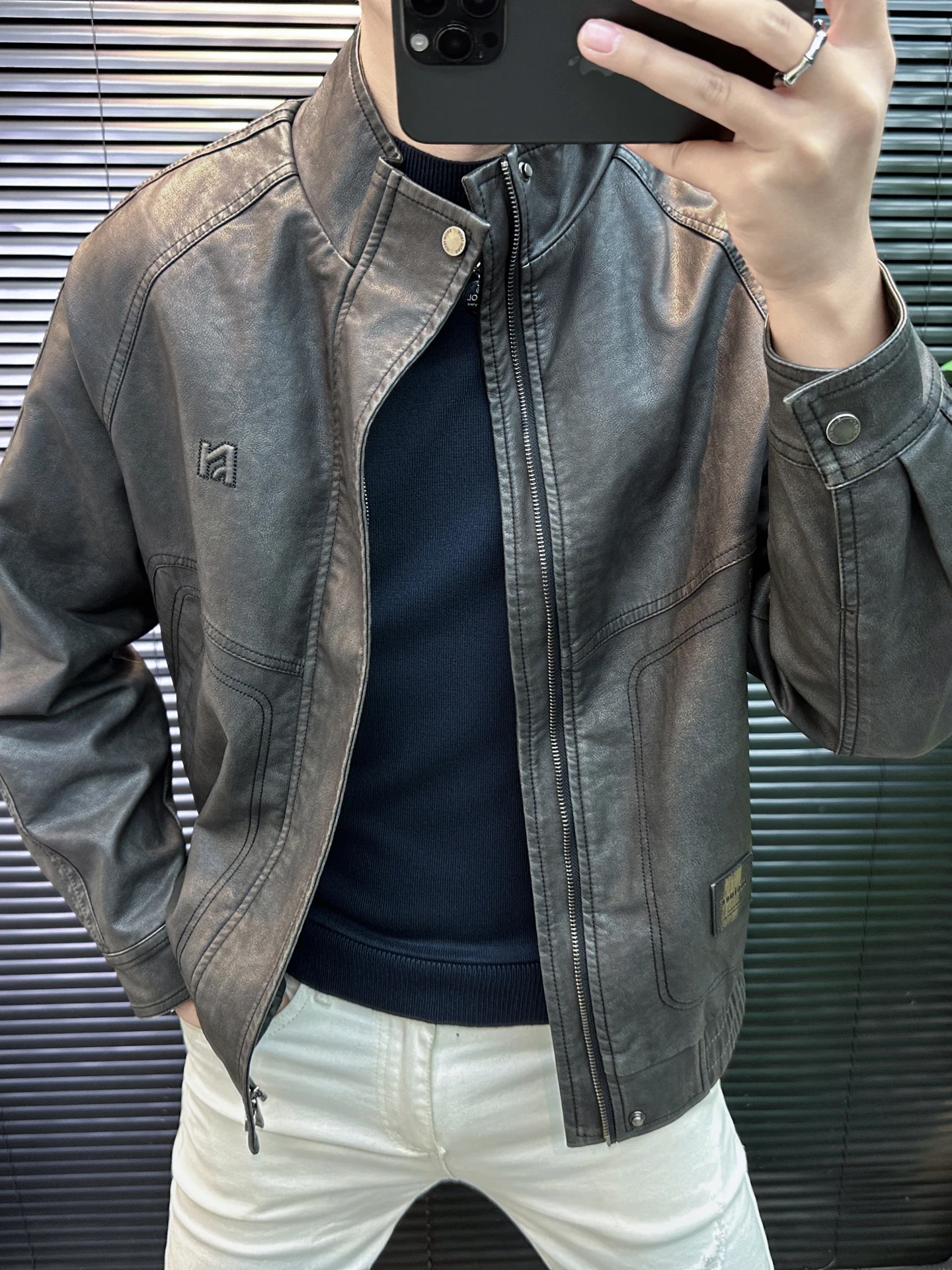 Briti Sle Motorcycle Leather Jaet Men's Autumn Faionable Item Pilot Vintage PU Leather Coat Loose Fit Metal Decorations
Briti Sle Motorcycle Leather Jaet Men's Autumn Faionable Item Pilot Vintage PU Leather Coat Loose Fit Metal Decorations