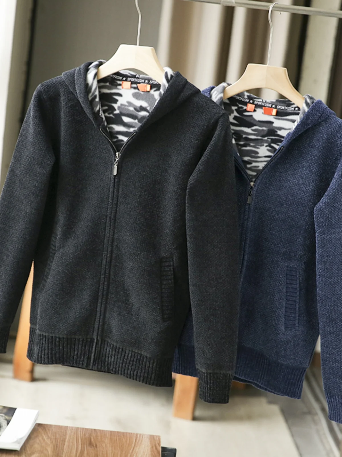 Fashionable Knitted Fleece Lined Thickened Hooded Open Cardigan Sweater for Men Urban Style Long Sleeve Casual Wear for Youth
Fashionable Knitted Fleece Lined Thickened Hooded Open Cardigan Sweater for Men Urban Style Long Sleeve Casual Wear for Youth