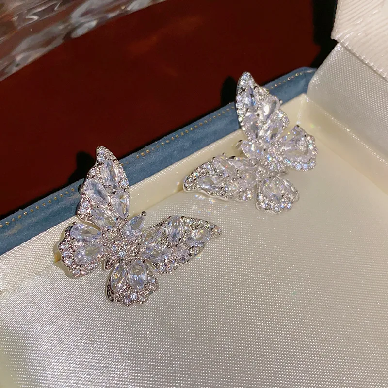 Простые серьги-гвоздики с серебряной иглой и бабочкой из циркона, новые персонализированные модные серьги, легкие роскошные серьги высокого класса
Простые серьги-гвоздики с серебряной иглой и бабочкой из циркона, новые персонализированные модные серьги, легкие роскошные серьги высокого класса